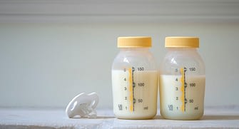 молоко в бутылочках