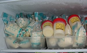 грудное молоко лучше всего хранить в морозилке