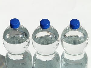 воду в пластиковых бутылках лучше хранить