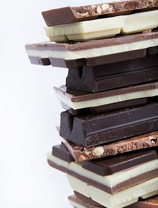 шоколад разных видов хранится разное время.
