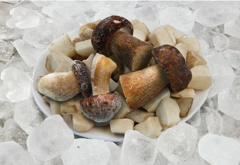 замороженные грибы можно долго хранить в морозилке